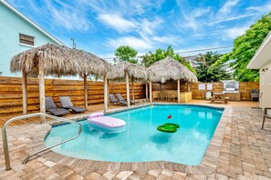 Alberca al aire libre y alberca climatizada