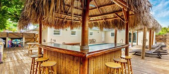 Close to BEACH & PORT CANAVERAL, Private HEATED Pool