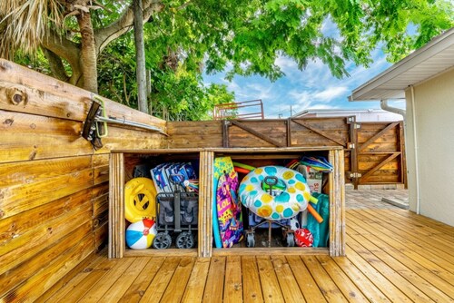 Close to BEACH & PORT CANAVERAL, Private HEATED Pool