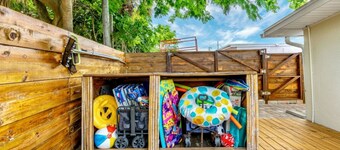 Close to BEACH & PORT CANAVERAL, Private HEATED Pool