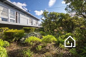 Property grounds - Blue Cottage Bay Views - Walk To Blairgowrie Beach & Village (Blairgowrie)