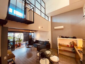 ดีไซน์ลอฟท์ | บริเวณนั่งเล่น | สมาร์ททีวี 32 นิ้ว พร้อมช่อ งเคเบิล, ทีวี, Netflix