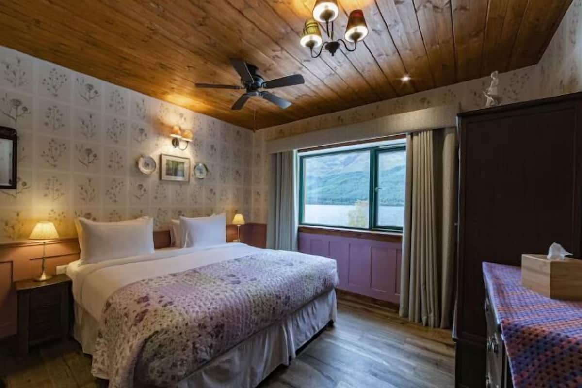 3 makuuhuonetta, untuvapeitot, pillowtop-patjalliset sängyt