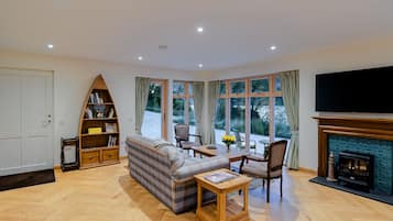 Pine Tree Cabin | Área de sala de estar | Smart TV de 42 pulgadas con canales vía satélite y televisión