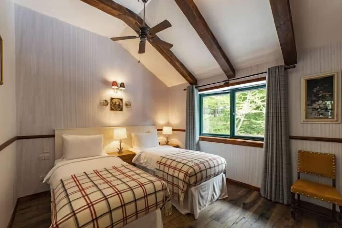 3 makuuhuonetta, untuvapeitot, pillowtop-patjalliset sängyt