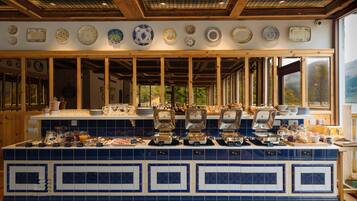Une cuisine avec un mur recouvert de carreaux bleus, des poutres en bois et une variété de plats exposés sur le mur.