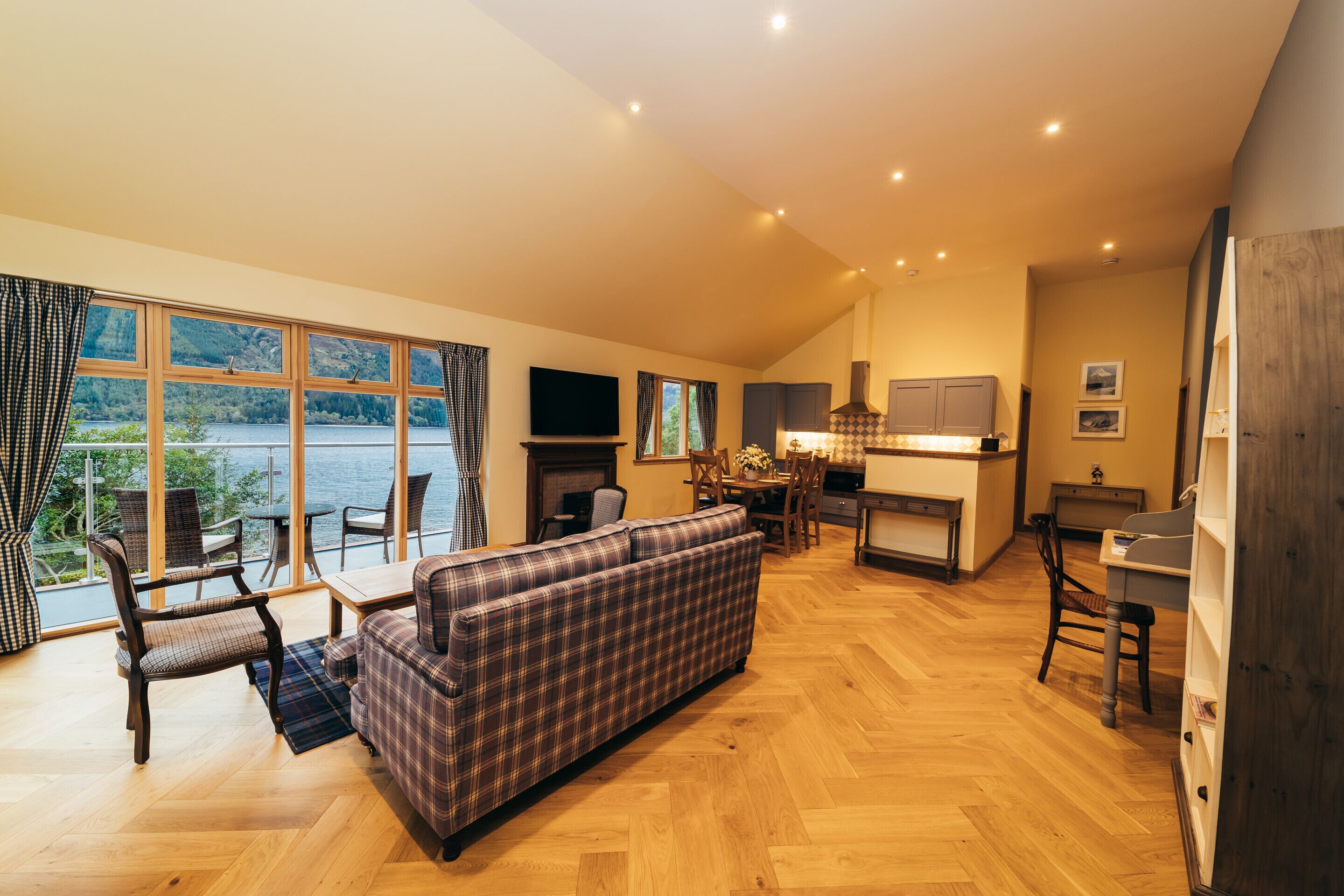 Mist Oer Loch Cabin | 거실 공간 | 위성 채널 시청이 가능한 42인치 스마트 TV, TV