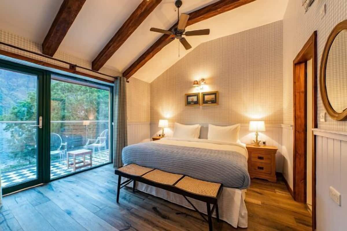 3 makuuhuonetta, untuvapeitot, pillowtop-patjalliset sängyt