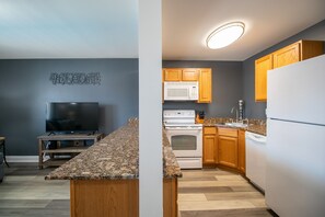 公寓式客房, 1 张大床, 私人游泳池 | 私人厨房 | 冰箱、微波炉、炉灶、洗碗机