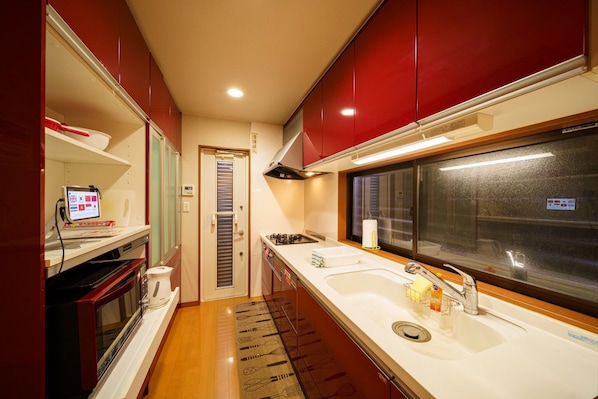 Fridge, microwave, stovetop, cookware/dishes/utensils