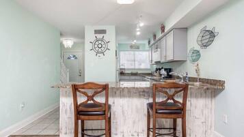 Condo, 2 Katil Ratu (Queen), Private Pool | Dapur peribadi | Peti sejuk, ketuhar gelombang mikro, dapur, mesin basuh pinggan mangkuk