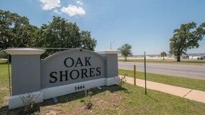 Segnaletica per Oak Shores con l'anno 1664.