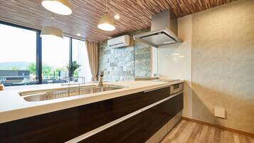 Frigorífico, microondas, placa de cocina y utensilios de cocina