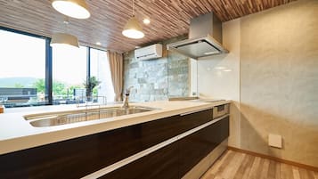 Refrigerador, microondas, parrilla de estufa y utensilios de cocina