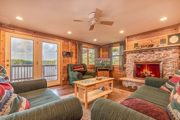 Smart-TV, Kamin, DVD-Player