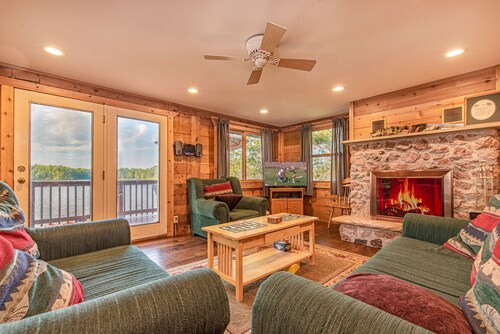 Michigan UP Cabin: Lakefront Ice Fishing & Snowmobile Trail Access from Cabin