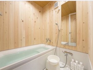 Kostenlose Toilettenartikel, Haartrockner, Handtücher