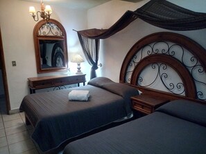 Basic Double Room | Blackout drapes, iron/ironing board, free WiFi, bed sheets - Hotel la casita (San Miguel de Allende)