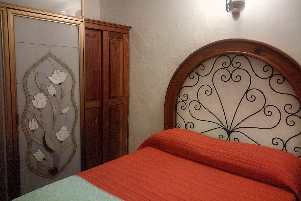 Tirai kedap cahaya, setrika/meja setrika, Wi-Fi gratis, dan seprai linen