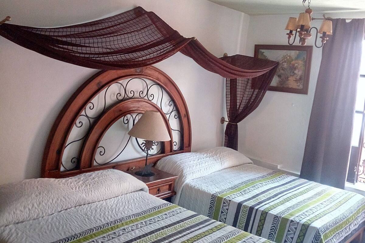 Kamar Double Basic | Tirai kedap cahaya, setrika/meja setrika, Wi-Fi gratis, dan seprai linen
