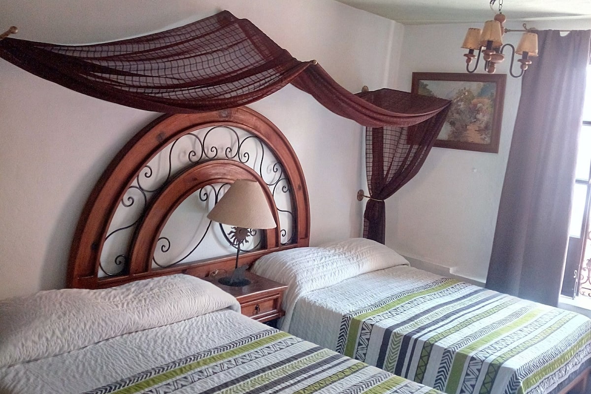 Kamar Double Basic | Tirai kedap cahaya, setrika/meja setrika, Wi-Fi gratis, dan seprai linen