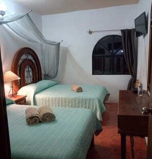 Quarto casal básico | Cortinas blackout, ferros/tábuas de passar roupa, Wi-Fi de cortesia
