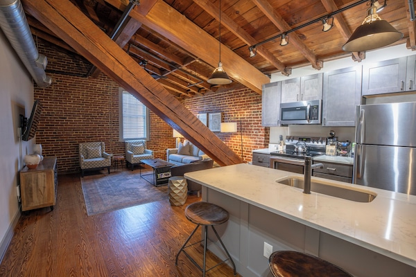 Studio Suite, 1 King Bed with Sofa bed | Private kitchen