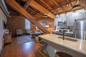 开间套房, 1 张特大床和 1 张沙发床 | 私人厨房