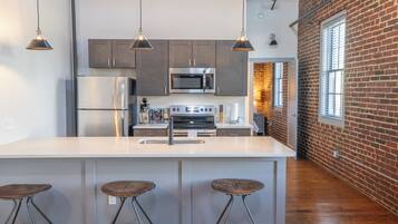 Studio suite, 1 queensize bed | Privékeuken