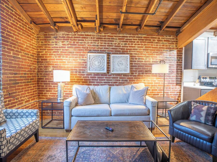 Suite studio, 1 très grand lit et 1 canapé-lit | Aire de séjour | Téléviseur connecté de 55 po avec télévision par câble, téléviseur