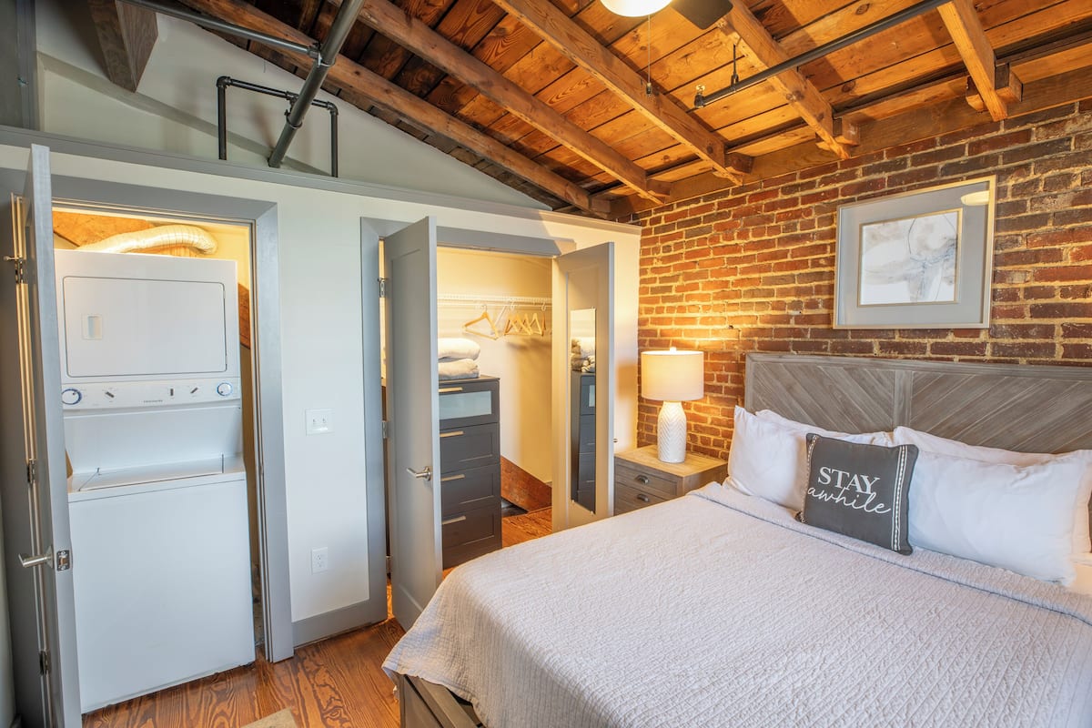 Studio Suite, 1 Queen Bed | Individually decorated, individually furnished, laptop workspace