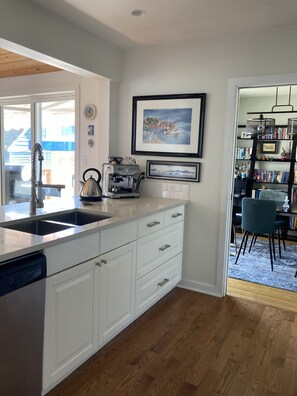 Fridge, microwave, oven, stovetop - Great Family Home in Lynn Valley (North Vancouver)