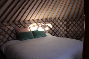 5 bedrooms, iron/ironing board, WiFi, bed sheets