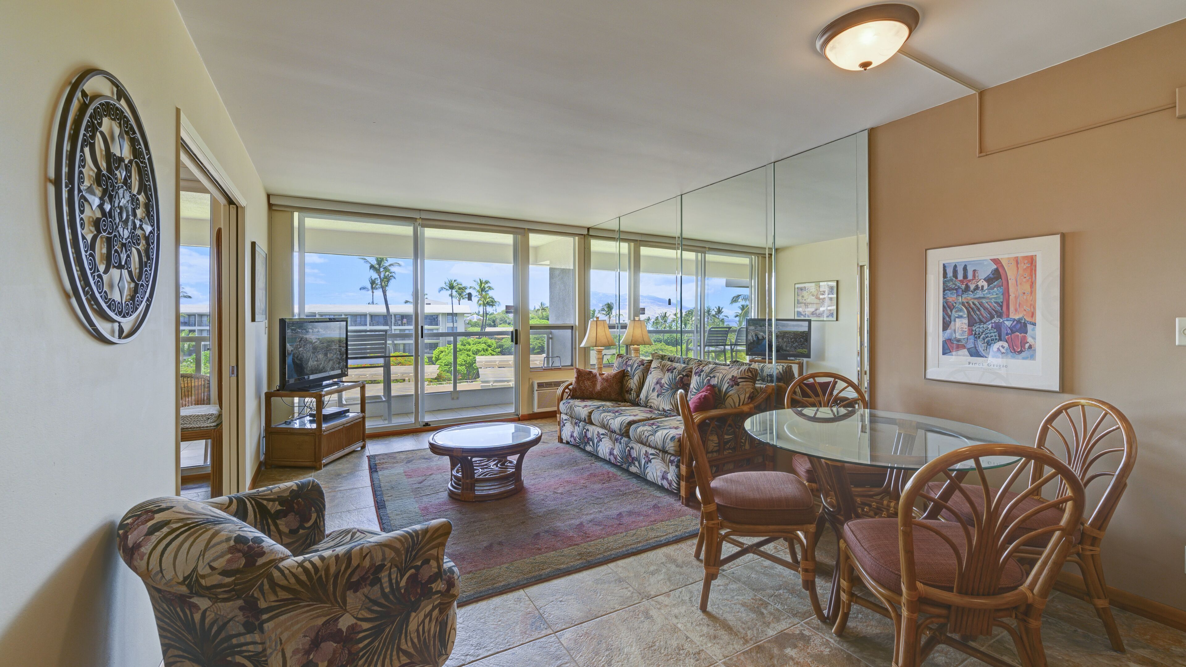 Apartamento, 1 habitación, vistas parciales al mar | Sala de estar | Televisión de pantalla plana de 32 pulgadas con canales por cable