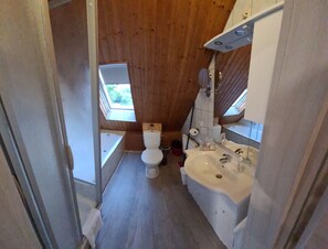 Badewanne, Haartrockner, Handtücher, Seife