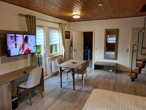 2 Schlafzimmer, Zimmersafe, Schreibtisch, Bügeleisen/Bügelbrett