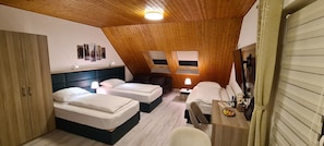 2 Schlafzimmer, Zimmersafe, Schreibtisch, Bügeleisen/Bügelbrett