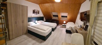 W4, Ferienwohnung mit Klimaanlage, 2 Schlafzimmer mit 4 Einzelbetten.