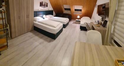 W4, apartment with air conditioning, 2 bedrooms with 4 single beds.