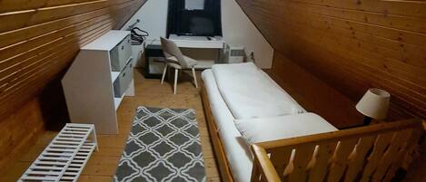 2 bedrooms, in-room safe, desk, iron/ironing board