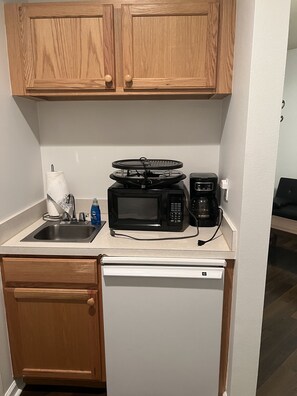 Fridge, microwave, coffee/tea maker, cookware/dishes/utensils