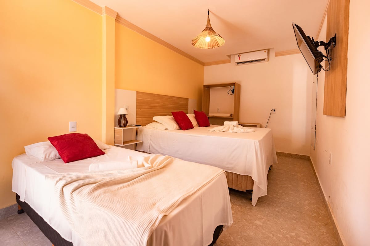 Traditionele driepersoonskamer | Een minibar, gratis babybedden, gratis wifi, beddengoed