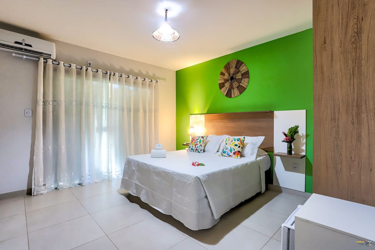 Een minibar, gratis babybedden, gratis wifi, beddengoed