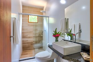 Shower, towels, toilet paper - Pousada Terra Mar Way (Maraú)