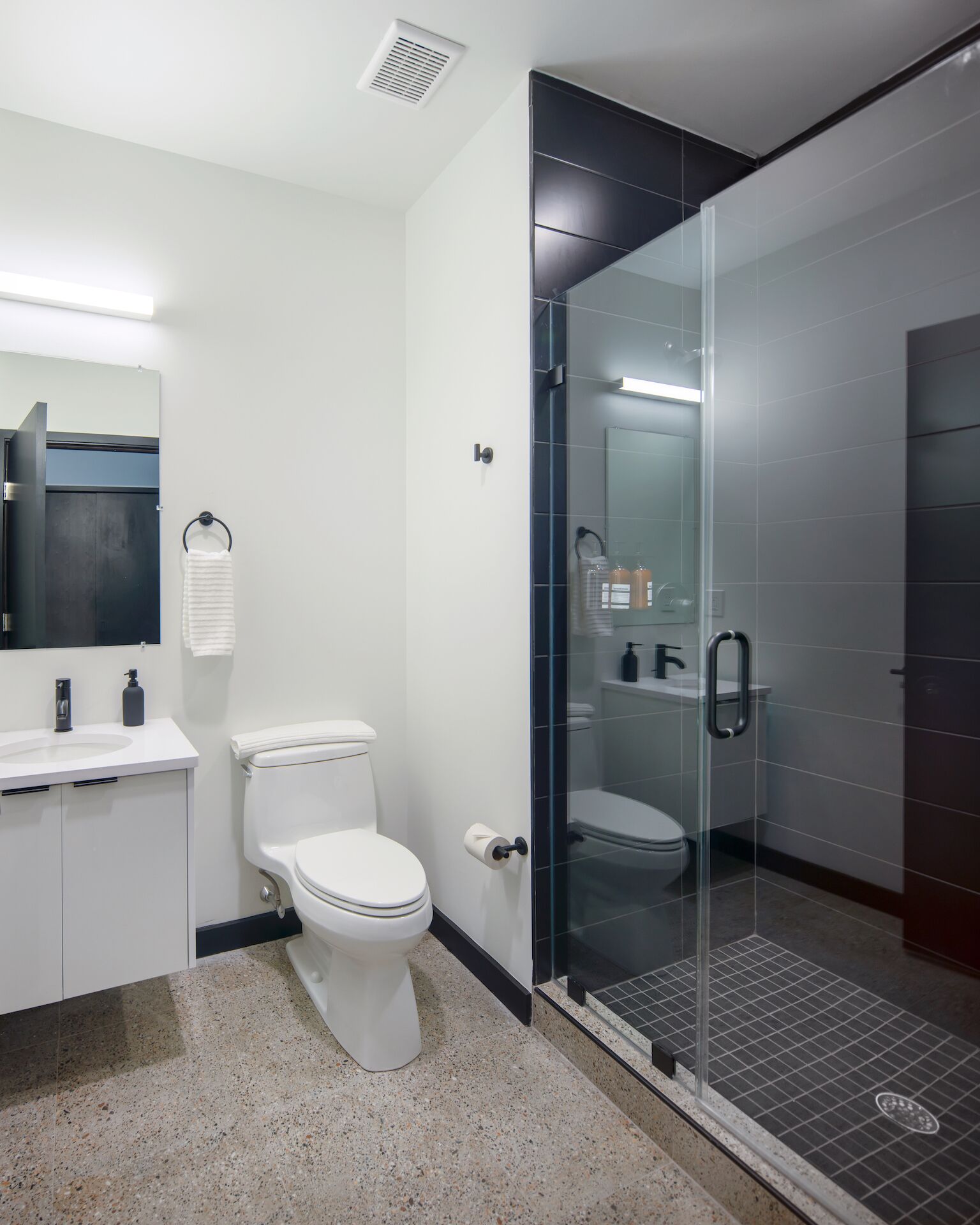 Classic Room, 1 Queen Bed (Self Check-in with Virtual Front Desk) | Bathroom