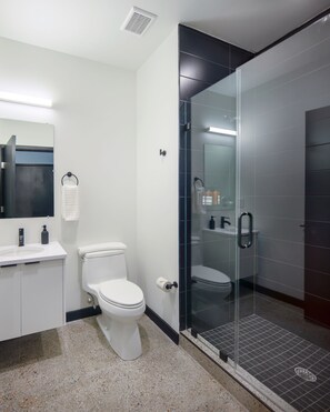 Classic-Zimmer, 1 Queen-Bett (Self Check-in with Virtual Front Desk) | Badezimmer | Dusche, kostenlose Toilettenartikel, Haartrockner, Handtücher
