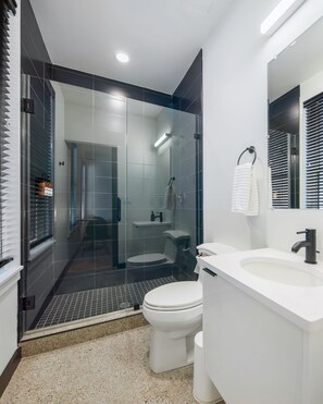 Classic Room, 1 Queen Bed (Self Check-in with Virtual Front Desk) | Bathroom