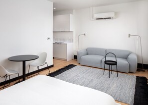 Deluxe Room, 1 Queen Bed, Kitchenette (Self Check-in with Virtual Front Desk) | Living area | 40-inch LCD TV with digital channels, TV - Kasa The Niche University City Philadelphia (Philadelphia)