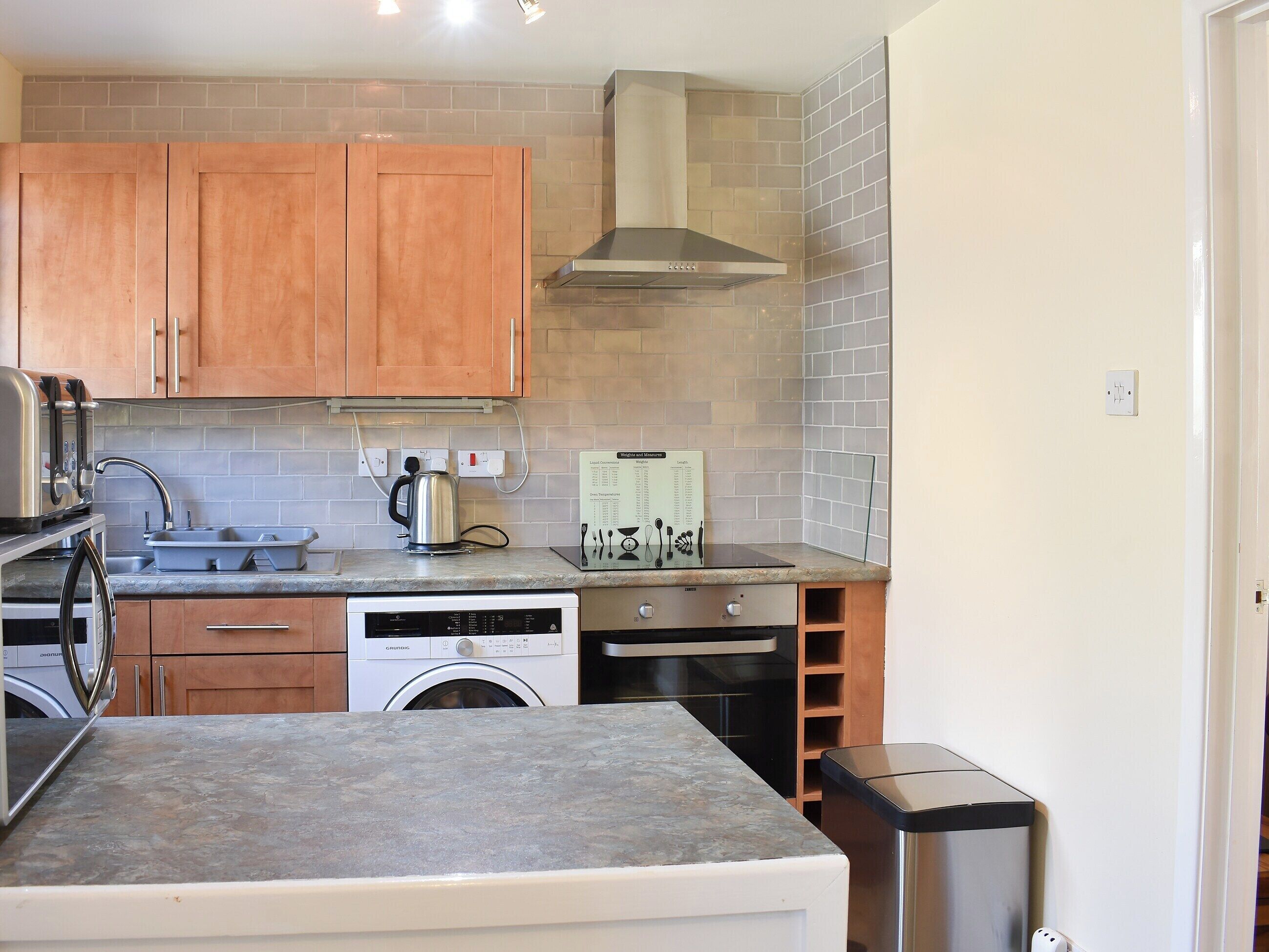 Ugn, grytor/köksredskap och frys