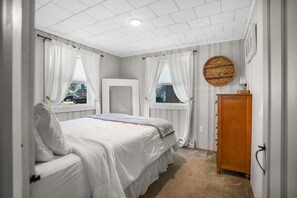 3 bedrooms, iron/ironing board, free WiFi, bed sheets - New England Lake House (Lakeville)